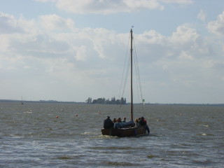 mit dem Segelschiff ber den See