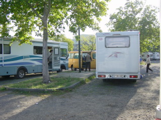 im Hintergrund das Brtchenauto und Weinproben-Taxi